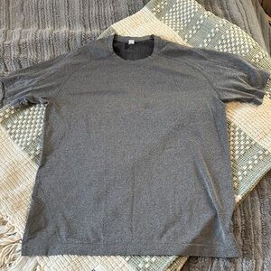 Men's lululemon gray t shirt